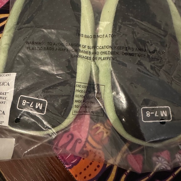 Star Wars Mandalorian Kids Green Slippers Disney NWT - Picture 3 of 3